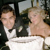 Hubungan pasangan influencer  Samantha Greenstone dan Josh Hoff telah menjadi sorotan publik sejak keduanya terbuka tentang keunikan pernikahan mereka. Josh secara jujur mengidentifikasi dirinya sebagai pria gay, namun ia dan Samantha hidup sebagai pasangan suami-istri yang bahagia. Foto: dok. Instagram @samanthawynngreenstone