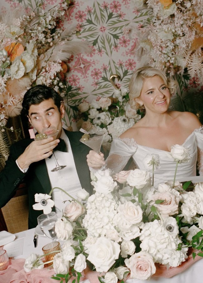 Kami benar-benar belahan jiwa dan monogami, ujar Josh. Aku 100% merasa terpenuhi dalam pernikahan kami. Jadi menyebut ini sebagai lavender marriage menurutku malah merendahkan apa yang sebenarnya kami miliki, yaitu cinta murni antara dua orang yang mencintai satu sama lain karena siapa mereka, bukan karena apa mereka,” tambahnya.  Foto: dok. Instagram @samanthawynngreenstone