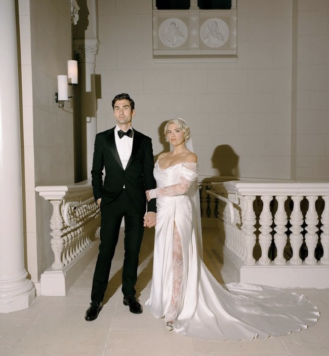 Pasangan yang bertemu di teater musikal karena sama-sama berprofesi sebagai aktor itu telah berpacaran sejak 2017. Hubungan kedua unik karena Josh yang gay, dan Samantha heteroseksual. Namun keduanya membantah bahwa telah menjalani lavender marriage, istilah yang digunakan untuk menggambarkan pernikahan pasangan LGBTQ+ yang dilakukan demi alasan keamanan atau untuk menciptakan citra heteroseksual di hadapan publik. Foto: dok. Instagram @samanthawynngreenstone