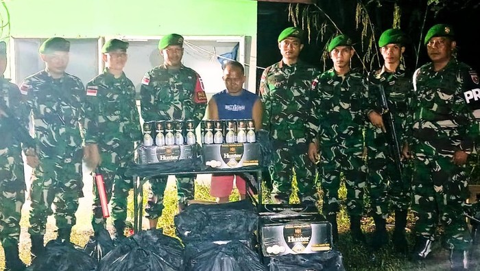 Satgas Pamtas Malinau gagalkan penyelundupan 360 botol miras.