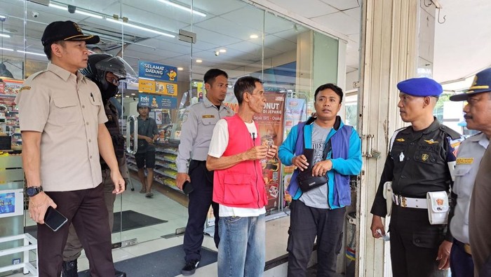 Sejumlah petugas gabungan melakukan penertiban juru parkir liar di belasan titik toko modern di Surabaya.