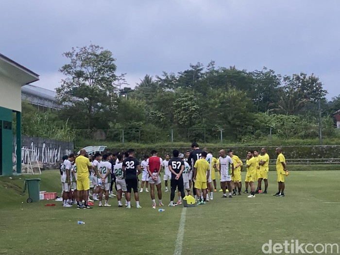 Sesi latihan PSS Sleman di Lapangan Pakembinangun, Sleman, Selasa (15/4/2025).
