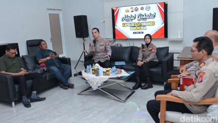 Silaturahmi sekaligus halalbihalal awak media dengan Kapolre Probolinggo.