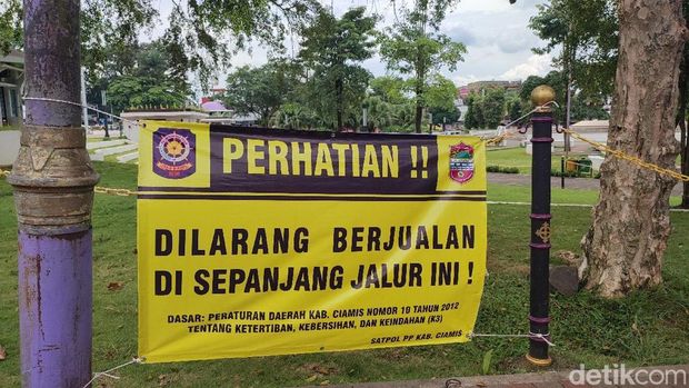 Spanduk yang dipasang Satpol PP Ciamis berisi larangan PKL berjualan di area Alun-alun Ciamis.