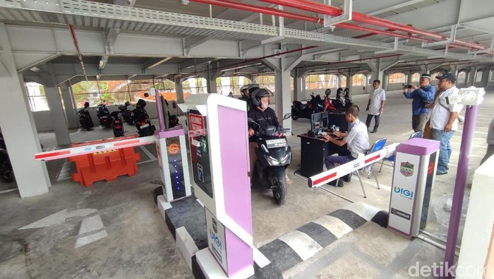 Spanduk yang dipasang Satpol PP Ciamis berisi larangan PKL berjualan di area Alun-alun Ciamis.