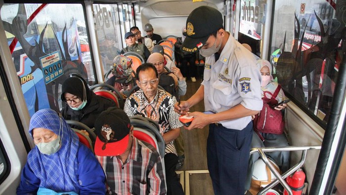 Suasana di dalam Electric City Bus Surabaya.