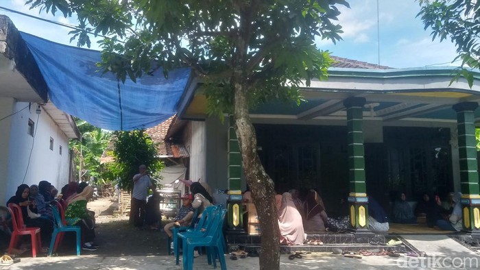Suasana rumah duka korban meninggal keracunan makanan di Gantiwarno, Klaten, Selasa (15/4/2025).