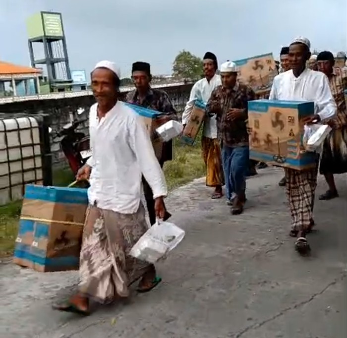 Tamu acara selamatan di Lamongan diberi kipas angin