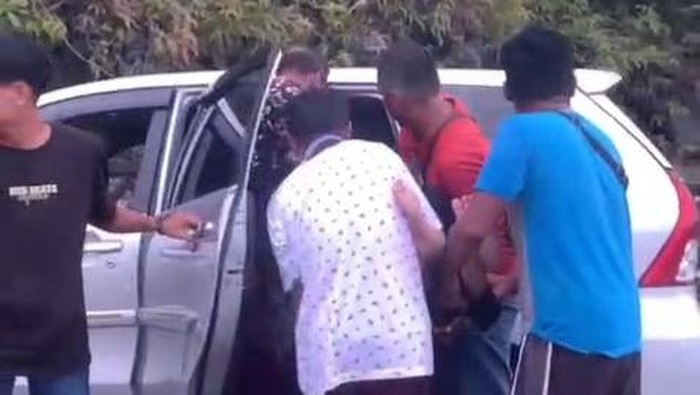 Tangkapan layar video korban kecelakaan di Karimun dievakuasi warga ke dalam mobil. (Dok. Istimewa)