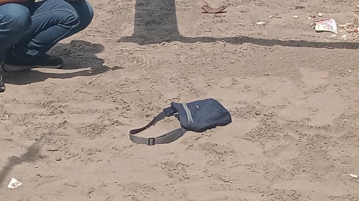 Tas hitam yang ditemukan di Pantai Pangandaran.