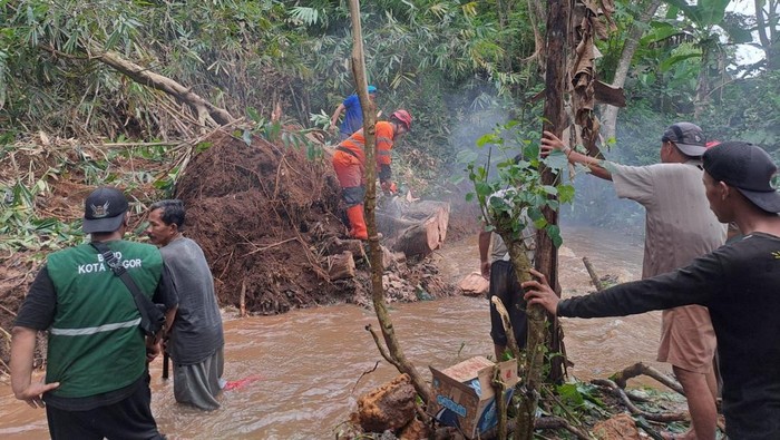 Tebing 15 meter di Bogor longsor (dok.istimewa)