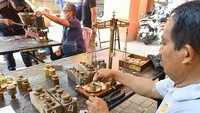 Petugas melakukan proses tera ulang timbangan yang digunakan pedagang di Pasar Kumbasari, Denpasar, Bali, Selasa (15/4/2025).  