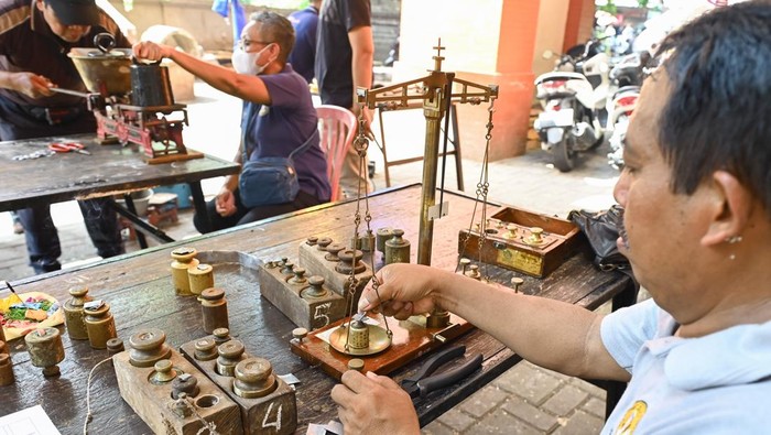 Tera ulang timbangan pedagang pasar Petugas menempelkan stiker di timbangan milik pedagang yang sudah ditera ulang di Pasar Kumbasari, Denpasar, Bali, Selasa (15/4/2025). Tera ulang yang dilaksanakan bertahap dengan menyasar 27 pasar di wilayah Denpasar sepanjang tahun 2025 itu dilakukan untuk memastikan ketepatan takaran alat-alat Ukur, Takar, Timbang, dan Perlengkapannya (UTTP) yang digunakan pedagang pasar guna melindungi konsumen. ANTARA FOTO/Fikri Yusuf/agr