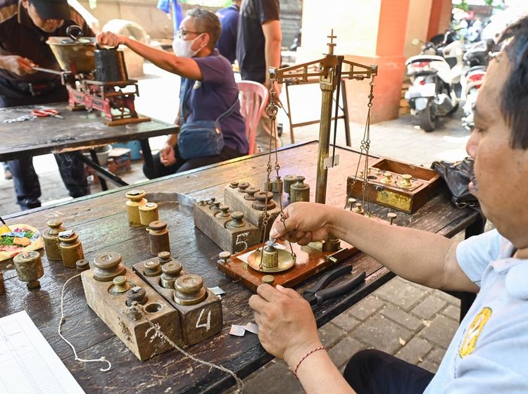 Lindungi Konsumen, Timbangan Pedagang Pasar Kumbasari Ditera Ulang