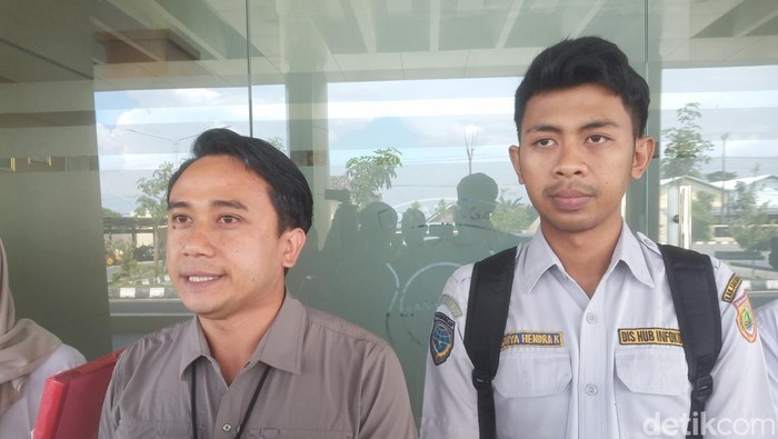 Tersangka kasus kecelakaan maut antara kereta api Batara Kresna dengan mobil pemudik, Surya Hendra Kusuma (berseragam Dishub), dan kuasa hukumnya Dwi Prasetyo, saat ditemui di Polres Sukoharjo, Selasa (15/4/2025).