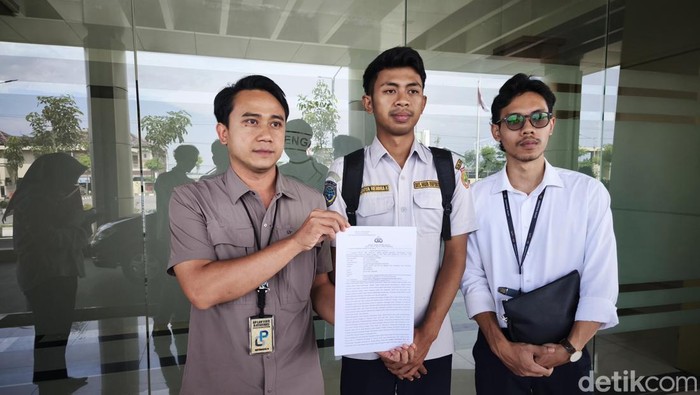 Tersangka  kecelakaan maut KA Batara Kresna dengan mobil pemudik, Surya Hendra Kusuma, dan kuasa hukumnya Dwi Prasetyo, saat ditemui di Polres Sukoharjo, Selasa (15/4/2025).