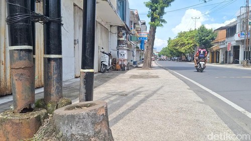 Tiang listrik yang alami keropos parah di simpang lima Ampenan, Kota Mataram, Selasa (15/4/2025). (Nathea Citra/detikBali)