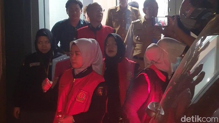 Tim penyidik Kejati Sumsel datangi ruangan Sekda Sumsel Edwars Candra.