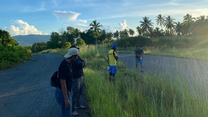 Polisi olah TKP lokasi Kasium Polsek Tojo berinisial RB yang tewas terjatuh saat mengendarai motor.