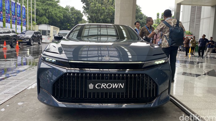 Bahlil mengemudikan Toyota Crown FCEV