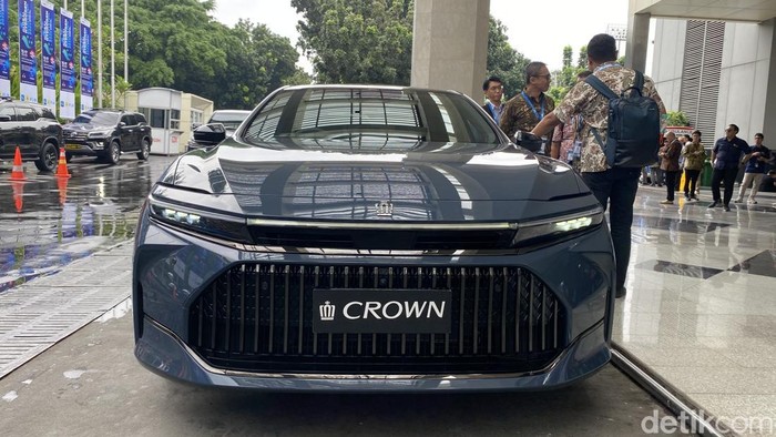Bahlil mengemudikan Toyota Crown FCEV