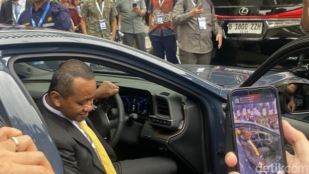 Bahlil mengemudikan Toyota Crown FCEV