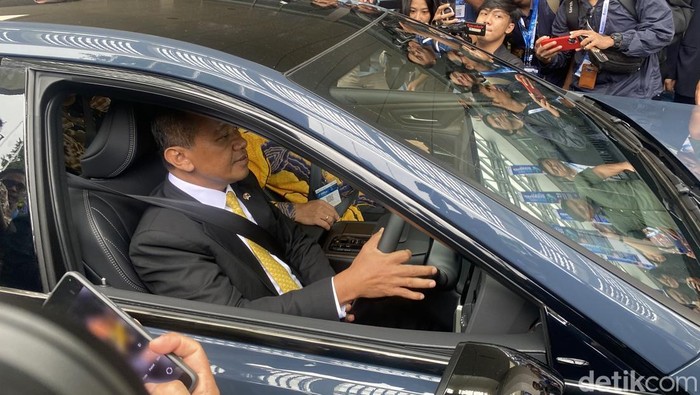 Bahlil mengemudikan Toyota Crown FCEV