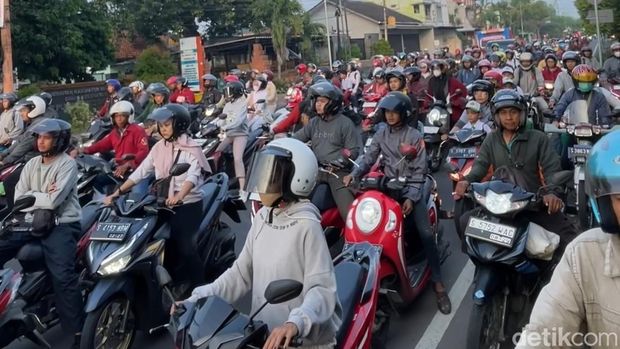 truk terguling di mojokerto