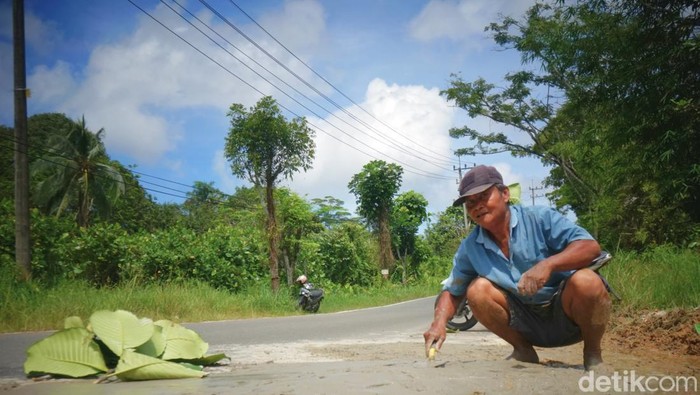 Tukang kebun UBT perbaiki jalan rusak.