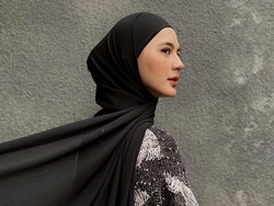4 Tutorial Hijab Pashmina Instan ala Paula Verhoeven, Bikin Awet Muda
