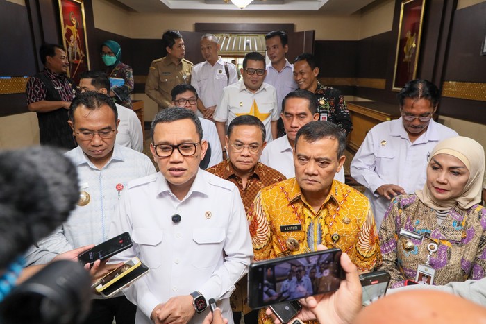 ubernur Jawa Tengah (Jateng) Ahmad Luthfi menerima kunjungan Menteri Perlindungan Pekerja Migran Indonesia Abdul Kadir Karding di kantornya.