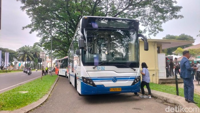 Uji coba Transjabodetabek Blok M-Alam Sutera. (Maulani/detikcom)