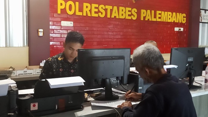 Uyad Mulyadi (59) laporkan penggelapan BPKB yang dialaminya di Palembang
