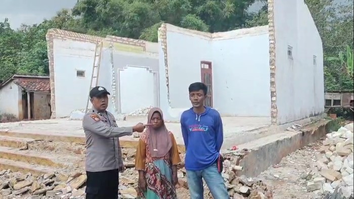 Pembuat dan penyebar video rumah di Sampang dibongka, Mat Nasit (jaket biru) saat meminta maaf karena telah meresahkan warga