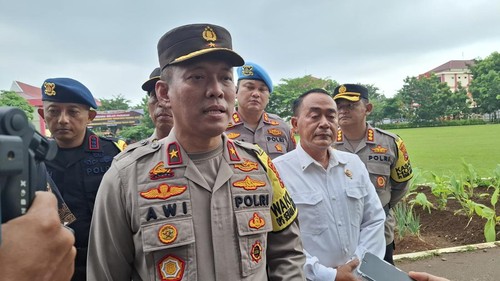 Wakapolda NTT, Brigjen Awi Setiono, saat diwawancarai wartawan di lapangan Mapolda NTT, Selasa (15/4/2025). (Yufengki Bria/detikBali)