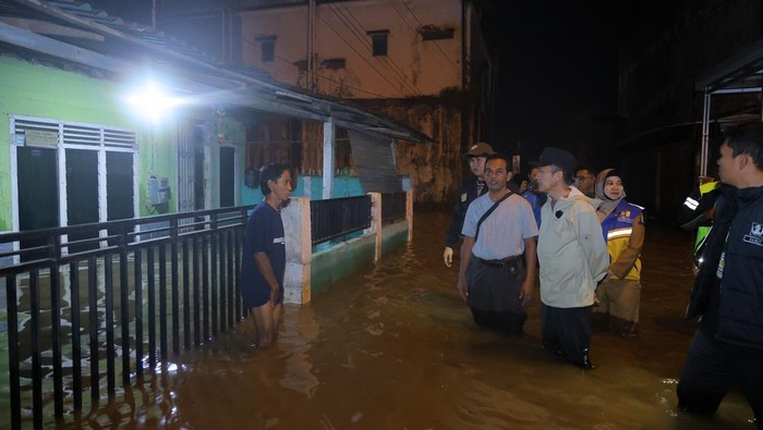 Wali Kota Palembang Ratu Dewa saat meninjau banjir di kawasan KM 12