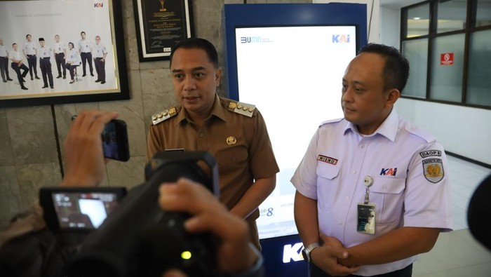 Wali Kota Surabaya Eri Cahyadi bersama Kepala Daop 8 Surabaya.