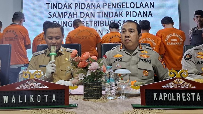 Walkot Agung dan Kapolresta Pekanbaru saat rilis kasus sampah di Pekanbaru (Raja Adil Siregar/detikSumut))