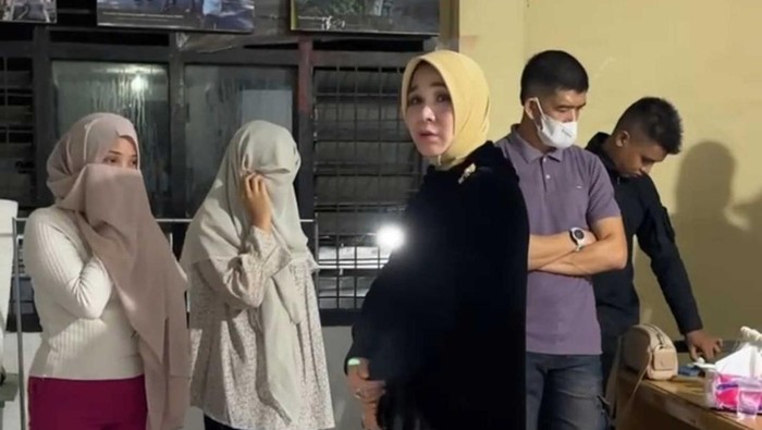 Walkot Banda Aceh Illiza saat melakukan razia. (Istimewa)