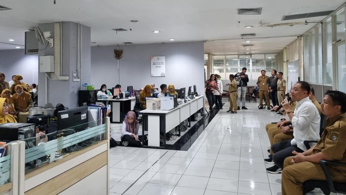 Walkot Eri Cahyadi saat rapat dengan seluruh unsur pelayanan publik di Mal Pelayanan Publik Siola.