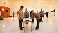 Wakil Menteri Sekretaris Negara (Wamensesneg) Juri Ardiantoro melantik Teddy Robinson Siahaan sebagai Direktur Utama Badan Layanan Umum Pusat Pengelolaan Komplek Kemayoran (BLU PPK Kemayoran) di Auditorium Kantor PPK Kemayoran, Jakarta, Senin (14/4/2025).