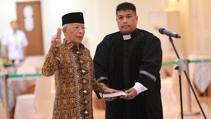 Wakil Menteri Sekretaris Negara (Wamensesneg) Juri Ardiantoro melantik Teddy Robinson Siahaan sebagai Direktur Utama Badan Layanan Umum Pusat Pengelolaan Komplek Kemayoran (BLU PPK Kemayoran) di Auditorium Kantor PPK Kemayoran, Jakarta, Senin (14/4/2025).