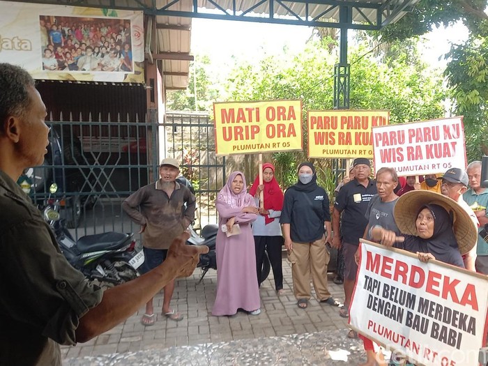 Warga demo di peternakan babi, Plumutan, Mulyodadi, Bambanglipuro, Bantul, Selasa (15/4/2025).