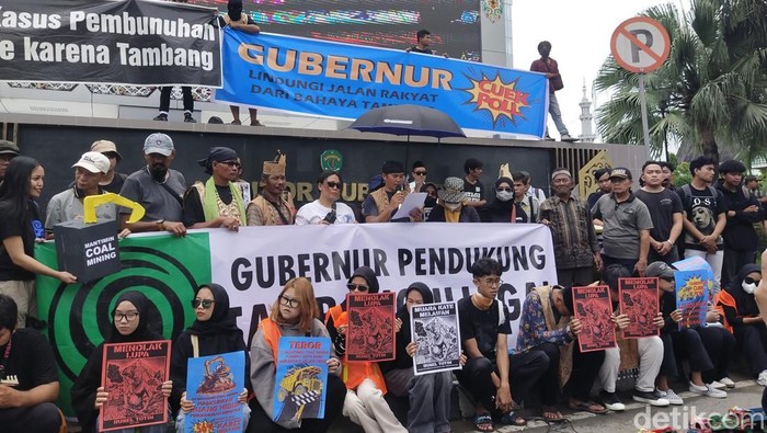 Puluhan warga yang tergabung dalam Koalisi Masyarakat Sipil Kaltim berdemonstrasi di depan kantor Gubernur Kaltim pada Selasa (15/4/2025) siang. Mereka berasal dari elemen berbeda. Ada dari organisasi masyarakat sipil, mahasiswa hingga warga Muara Kate, Kecamatan Muara Komam, Kabupaten Paser.