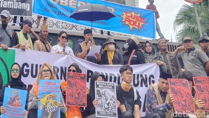 Puluhan warga yang tergabung dalam Koalisi Masyarakat Sipil Kaltim berdemonstrasi di depan kantor Gubernur Kaltim pada Selasa (15/4/2025) siang. Mereka berasal dari elemen berbeda. Ada dari organisasi masyarakat sipil, mahasiswa hingga warga Muara Kate, Kecamatan Muara Komam, Kabupaten Paser.
