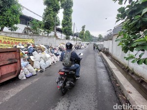 Tumpukan Sampah di TPS Liar Bikin Kotor Jalanan Cimahi