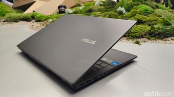 Lalu layarnya 16-inch FHD (1920 x 1200) 16:10 dengan refresh rate 144Hz, 3ms, 300nits, dan anti-glare. Foto: (Panji Saputro/detikINET).