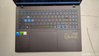 RAM yang dimiliki Asus Gaming V16 sebesar 16GB DDR5 SO-DIMM. Lalu ruang penyimpanannya 512GB M.2 NVMe PCIe 4.0 SSD. Foto: (Panji Saputro/detikINET).