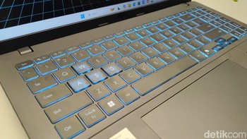 Laptop ini menggunakan  Intel Core 5 Processor 210H 2.2 GHz (12MB Cache, up to 4.8 GHz, 8 cores, 12 Threads) dan GPU Nvidia GeForce RTX 4050 (194 AI TOPs) 6GB GDDR6. Foto: (Panji Saputro/detikINET).