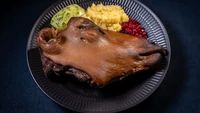Orang Norwegia sengaja memanggang utuh kepala domba sebagai sajian santap malam Natal. Hidangan unik ini bernama Smalahove. Foto: Site Culinary/Visual